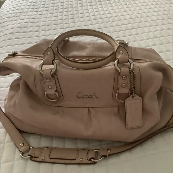 Pretty pink Coach bag with handles and removable strap - Picture 2 of 9